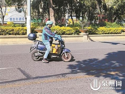 闯红灯、不按道行驶、边骑车边使用手机个别外卖骑手乱闯乱窜隐患多