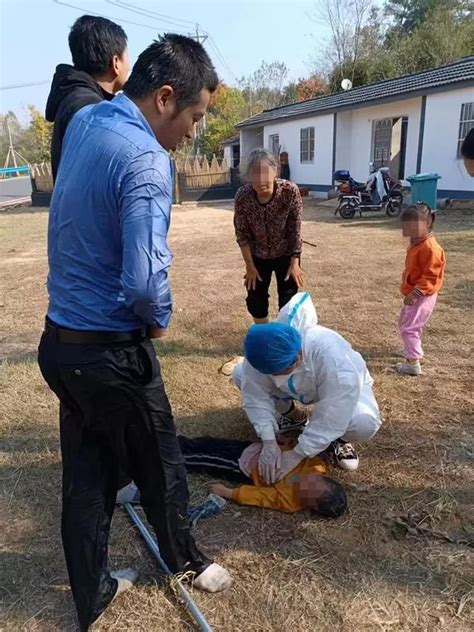 用生命托举！2岁幼童不慎落水，驻村民警冒险一跃而下凤凰网湖北 凤凰网