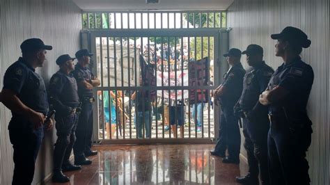 Manifestantes protestam na Câmara de Mogi contra aumento do IPTU