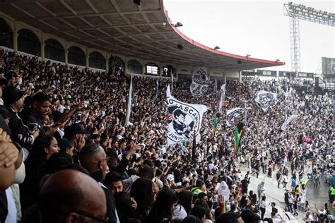 Torcida do Vasco ovaciona Coutinho em São Januário e provoca Neymar