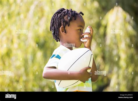 Child is using an asthma inhaler Stock Photo - Alamy