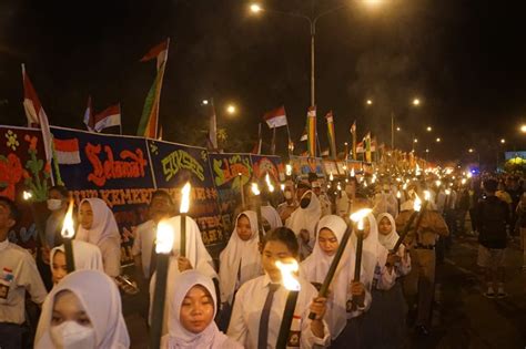 Ribuan Peserta Pawai Obor Meriahkan Peringatan HUT RI Ke 77 Di