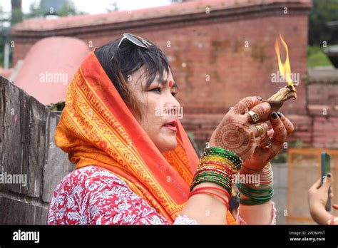 Devotees Throng Pashupatinath Stock Photo Alamy