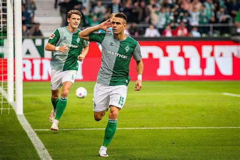 Borré entra como titular do Werder Bremen e é o jogador da capa do jogo