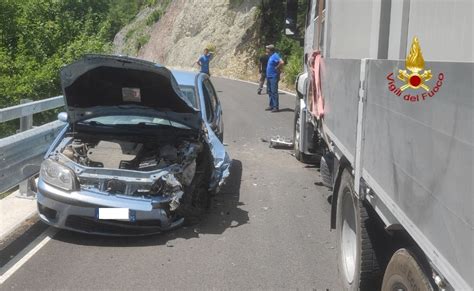 Scontro Frontale Tra Auto E Camion In Valnerina C Un Ferito Foto