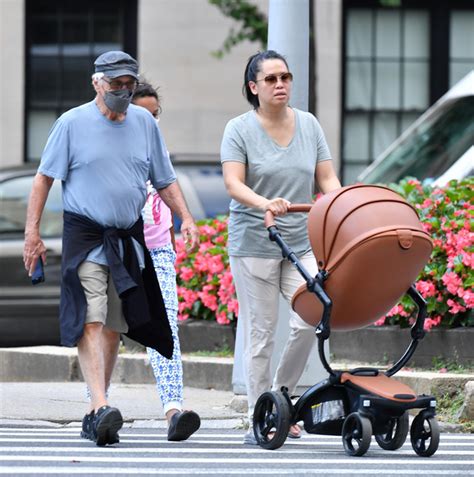 Les Paparazzis Ont Montr De Niro G De Ans En Train De Se