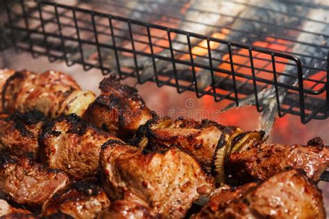 Carne Jugosa Frita Y Pescados Del Bbq En Una Parrilla En Un Fuego Que