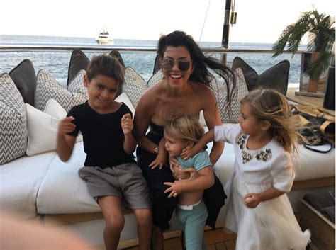 Kourtney Kardashian se despede de Cannes em foto de biquíni abraçada