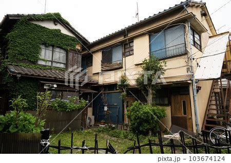 日本の古い住宅/庭付き二階建一軒家/蔦の絡まった古い家/鬱蒼とした昭和建築/アパート付き/一戸建て/の写真素材 [103674124] - PIXTA
