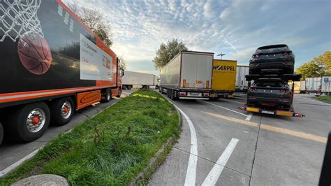 Nach Kritik des ADAC Lkw Fahrer über Parkplätze an Raststätten SWR1