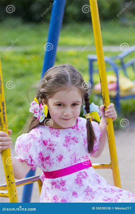 Petite Fille Avec Un Sourire Sur Son Visage Photo Stock Image Du