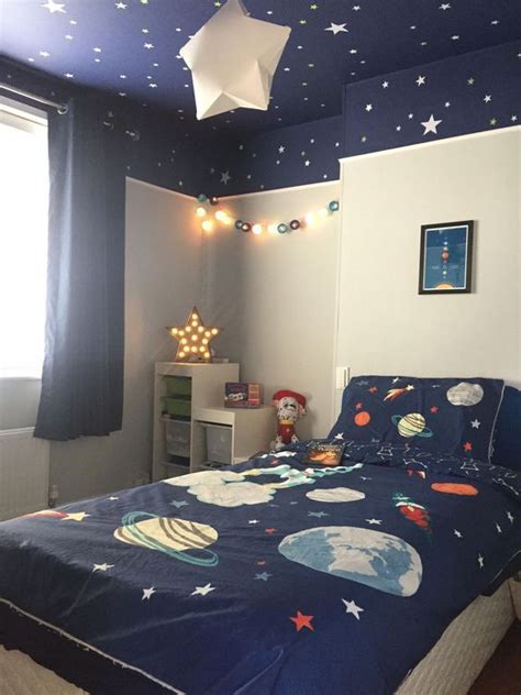 Como Decorar Un Cuarto De Niño De 10 Años Outer Space Bedroom Space Themed Bedroom Outer