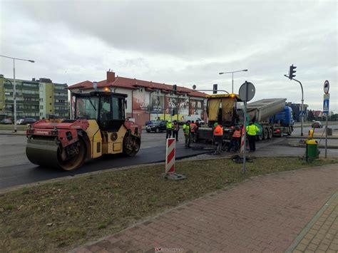 Utrudnienia Na Bohater W Warszawy Drogowcy K Ad Asfalt Na