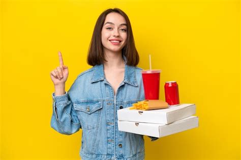 Jovem Mulher Ucraniana Segurando Fast Food Isolada Em Fundo Amarelo