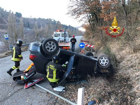 Incidente Stradale Auto Si Ribalta Dopo Schianto Un Ferito Lieve