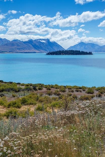 Vista panorámica del colorido lago tekapo en nueva zelanda Foto Premium