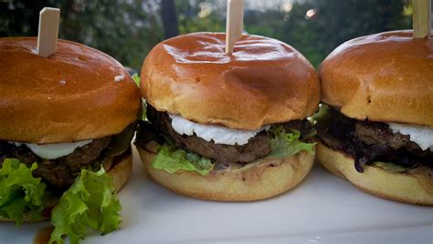 Französischer Ziegenkäse Burger mit Feigensenf Mayonnaise Barbecue