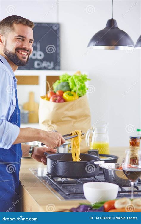 Sonrisa Y Cocinero Confiado Que Se Colocan En Cocina Grande Foto De