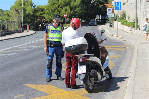 Slobodna Dalmacija Splitska Policija Objavila Zastra Uju E Podatke Iz