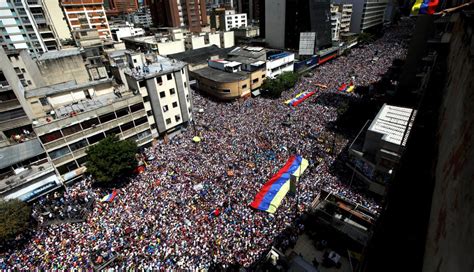 Las impresionantes fotos panorámicas de la marcha opositora en