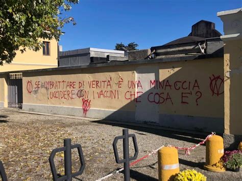 Leini Vandali Imbrattano I Muri Del Cimitero Con Delle Scritte No