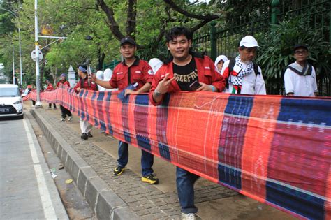 Ulos Meter Terbentang Di Monas Invocavit