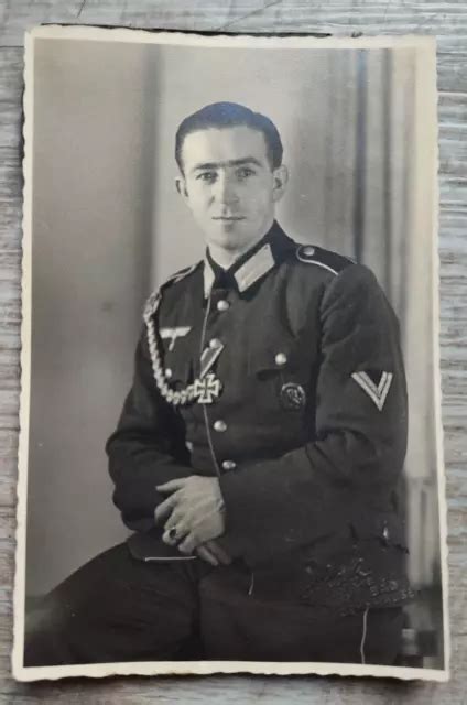 SOLDAT KAMERAD PORTRAIT Orden Abzeichen 2 WK 9x14 Orig Foto