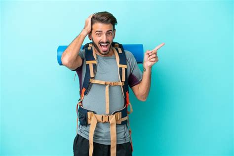 Homem Jovem Alpinista Uma Mochila Grande Isolada Em Fundo Azul