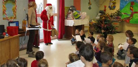 Saint Denis sur Coise Le Père Noël en visite à lécole