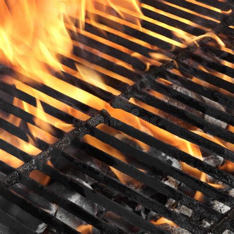 Leerer BBQ Feuer Grill Und Brennende Holzkohle Mit Hellen Flammen