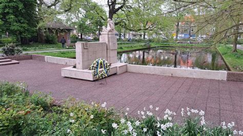 Bloemstukken Van Dodenherdenking Opnieuw In Vijver Gegooid