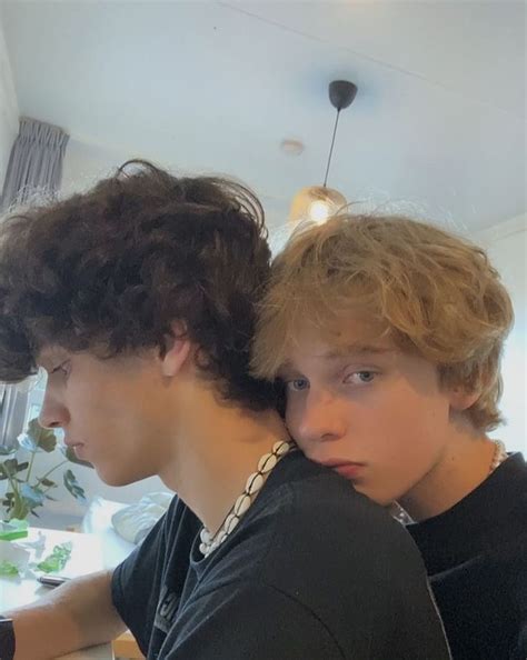 Pin di Anders Pettersson su Fräna saker Coppie felici Coppie carine Ragazzi gay