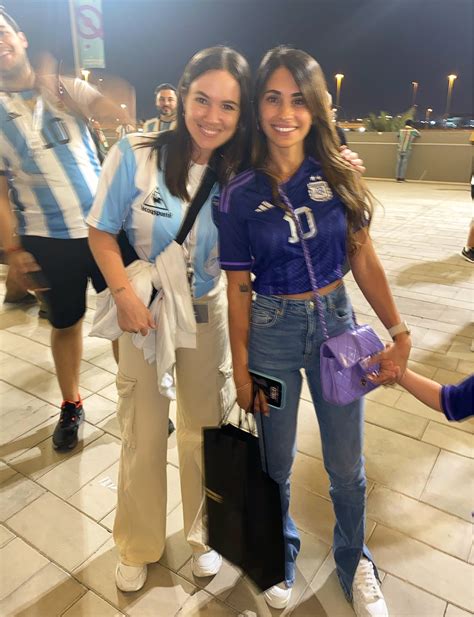 En La Cancha Y En La Playa Los Looks De Antonela Roccuzzo En El Mundial De Qatar 2022 Infobae