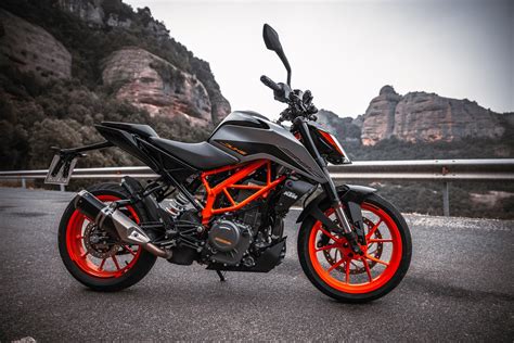 KTM 890 Duke Vs KTM 390 Duke 2021