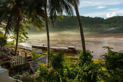 LAOS LUANG PRABANG EL RÍO MEKONG Fotografía editorial Imagen de barco