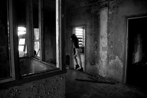 Hombre De Pie En Un Edificio Abandonado Foto Premium