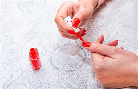 El Proceso De Aplicación De Una Manicura Foto de archivo Imagen de