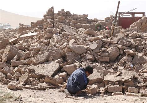 Al menos 2 500 muertos por la cadena de terremotos del sábado en el