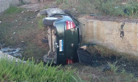 Carro Capota E Cai Dentro De Canal Na BR 104 Em Caruaru Caruaru E