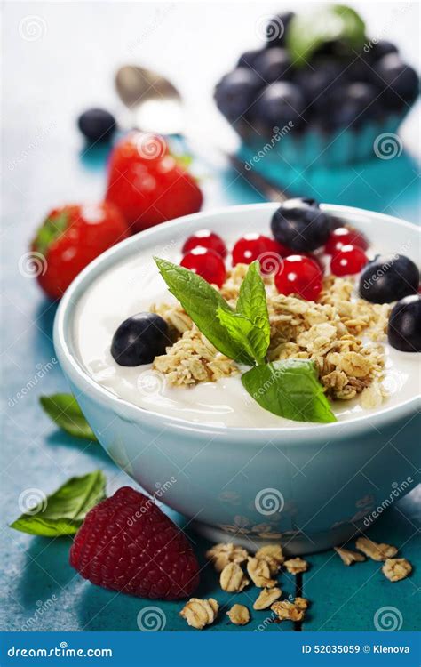 Gezond Ontbijt Yoghurt Met Muesli En Bessen Stock Afbeelding Image