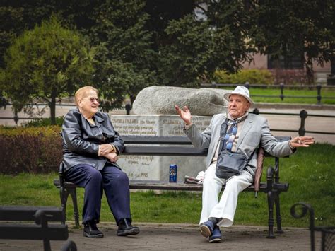 Twee Senioren Oud Man En Oud Zitten Op Een Bankje Met Plezier In Het Centrum Van Subotica