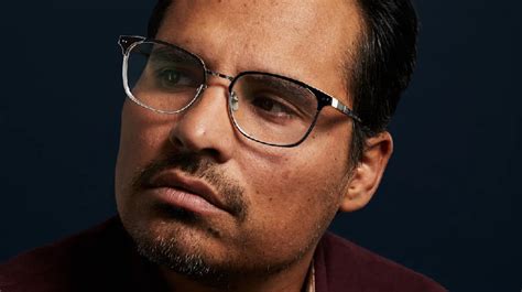 Michael Peña se une al elenco de la nueva serie Landman de Paramount