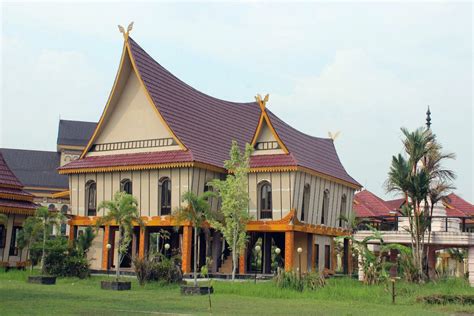 6 Rumah Adat Riau dengan Keunikan Desain dan Karakternya