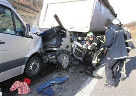 Tödlicher Unfall Smart Fahrer wird eingeklemmt und stirbt