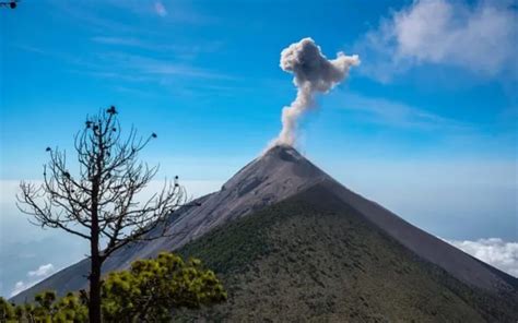 Volcanes de Fuego y Santiaguito en actividad reportan caída de ceniza