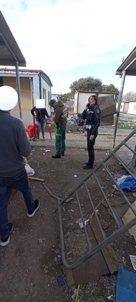 Cucciolo Rinchiuso In Una Baracca Al Campo Nomadi Di Castel Romano