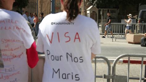 Des Tunisiens Manifestent Leur Frustration Devant L Ambassade Fran Aise