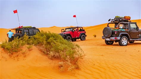 Cars In The Nafud Desert Of Saudi Arabia Stock Photo - Download Image Now - Adventure, Arid ...