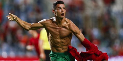 Cristiano Ronaldo Pose Jadi Petinju Netizen Julid Otot Doang Gede