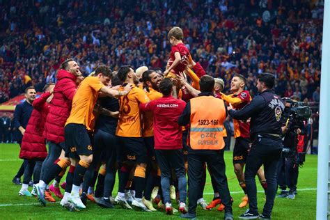 Galatasaray Ruhu on Twitter Tribünden sahaya atlayan minik bir